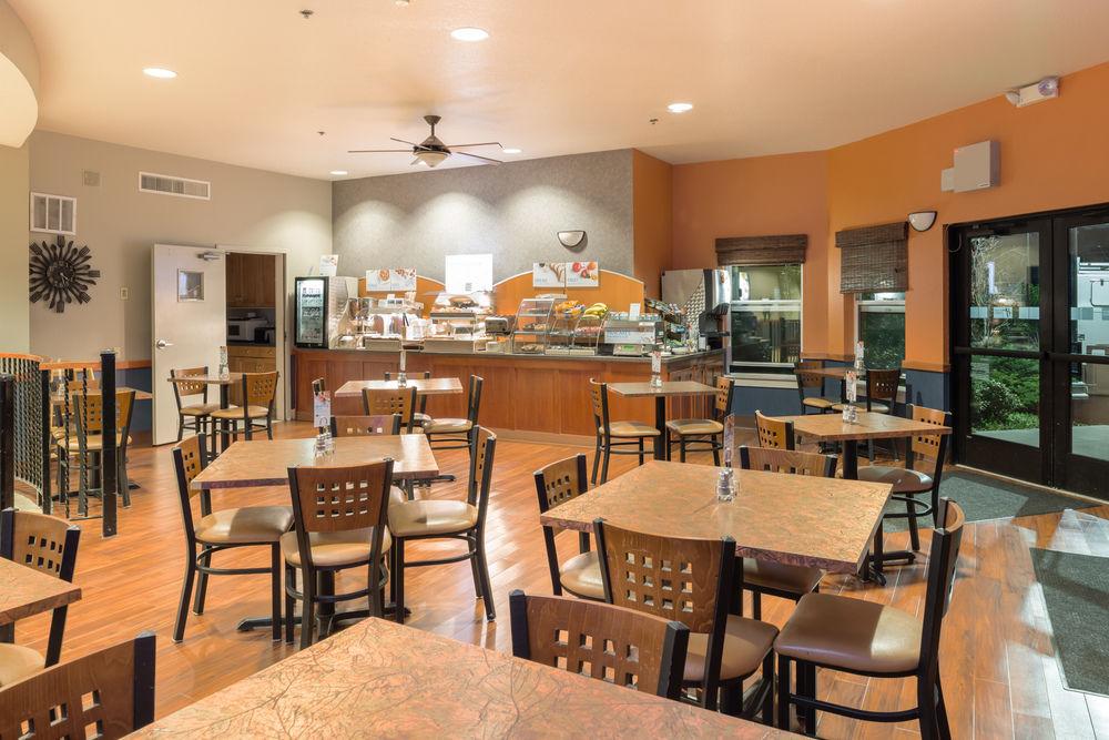 Holiday Inn Express Hotel & Suites Arcata/Eureka-Airport Area By Ihg МакКинливил Екстериор снимка