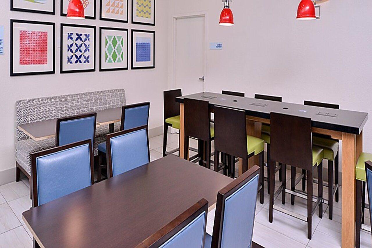 Holiday Inn Express Hotel & Suites Arcata/Eureka-Airport Area By Ihg МакКинливил Екстериор снимка