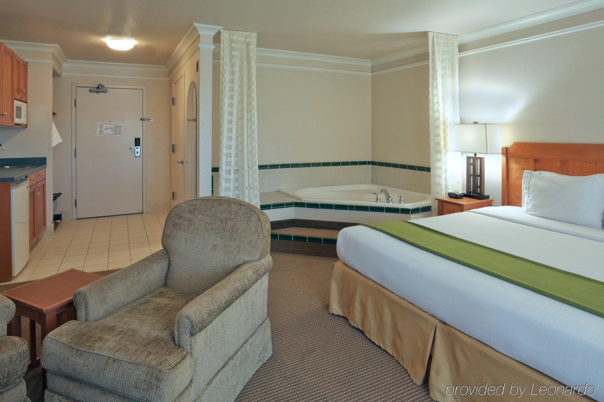 Holiday Inn Express Hotel & Suites Arcata/Eureka-Airport Area By Ihg МакКинливил Стая снимка